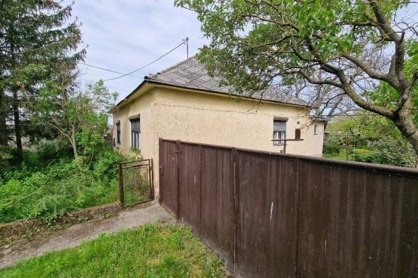 Sereď, predáme rodinný dom so záhradou na pozemku o výmere 4543 m2. - Rodinný dom - Predaj