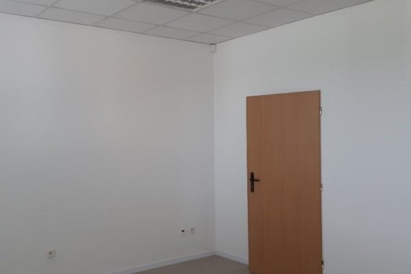 Sereď- kancelársky priestor o výmere 23m2 na prenájom  - Administratívne priestory - Prenájom ponúkajú