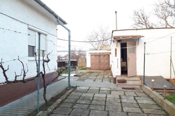Sereď, predáme rodinný dom s 1686 m2 pozemkom - Rodinný dom - Predaj