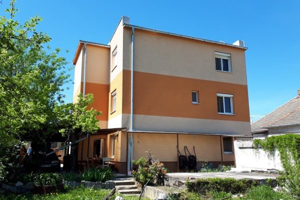 Sereď- poschodový rodinný dom na predaj s10 á pozemkom - Rodinný dom - Predaj