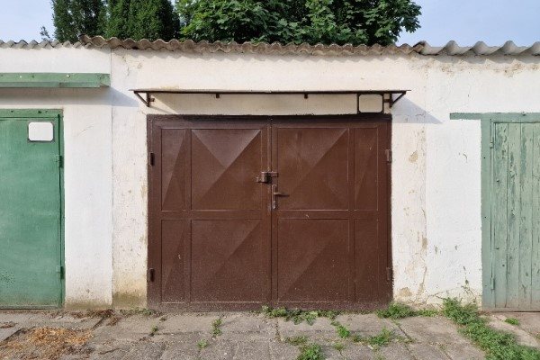 Garáž v centre mesta Sereď s 18m2 pozemkom - Garáž - Predaj