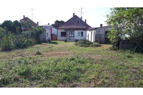 Šintava-4 izb.RD v centre s pozemkom o výmere  585m2 na predaj - Rodinný dom - Predaj