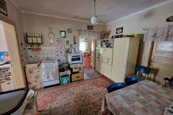 Sereď, predáme rodinný dom so záhradou na pozemku o výmere 4543 m2. - Rodinný dom - Predaj